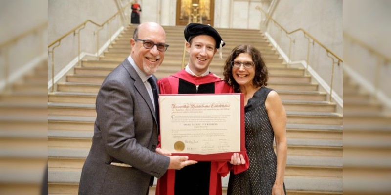 Mark Zuckerberg cumplió su promesa y se gradúo de la Universidad 
