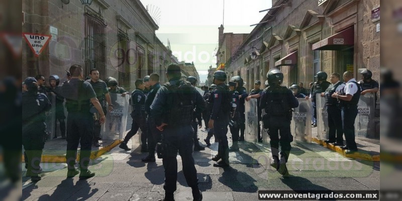 Detienen a dos de Antorcha Campesina por manifestarse frente al Ayuntamiento de Morelia - Foto 5 