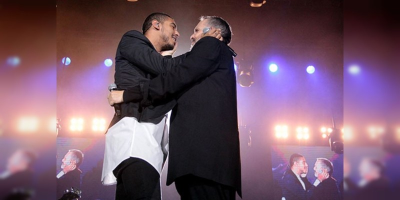 Miguel Bosé se besa en el escenario con cantante colombiano 