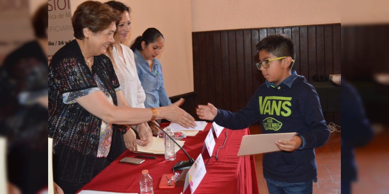 Entregan a estudiantes becas del programa Escuela de Iniciación Artística Asociadas 
