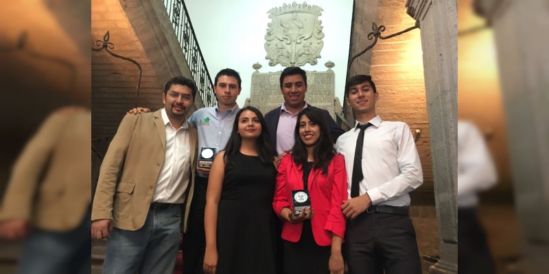 Estudiantes son condecorados con el mérito juvenil 