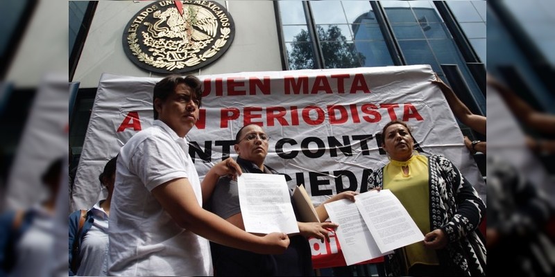 Periodistas se manifiestan en la PGR por desaparición de Salvador Adame Pardo 
