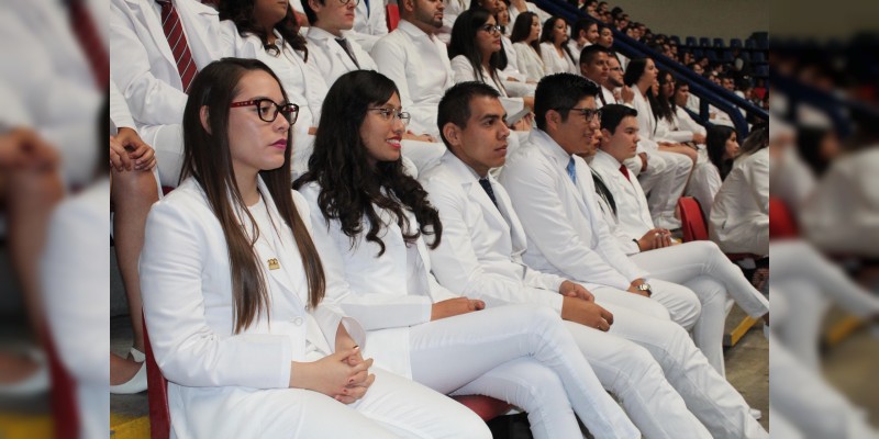 El médico ocupa un lugar privilegiado en la sociedad, porque su quehacer se relaciona con el bienestar de las personas: Medardo Serna 