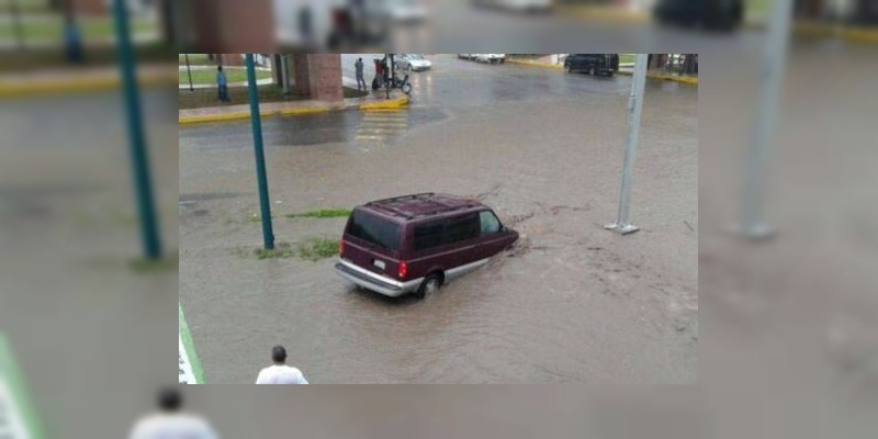 Vehículos varados e inundaciones deja fuerte lluvia en Morelia 