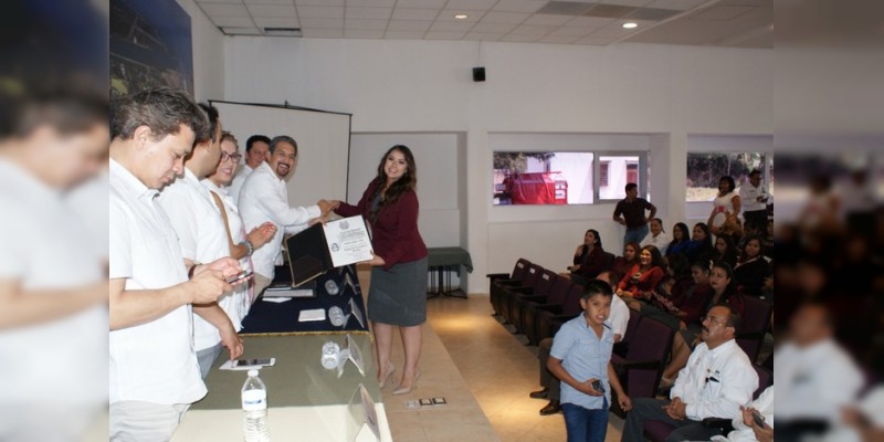 Entrega UMSNH nueva generación de pasantes de Derecho en LC y capacita a más profesionistas  