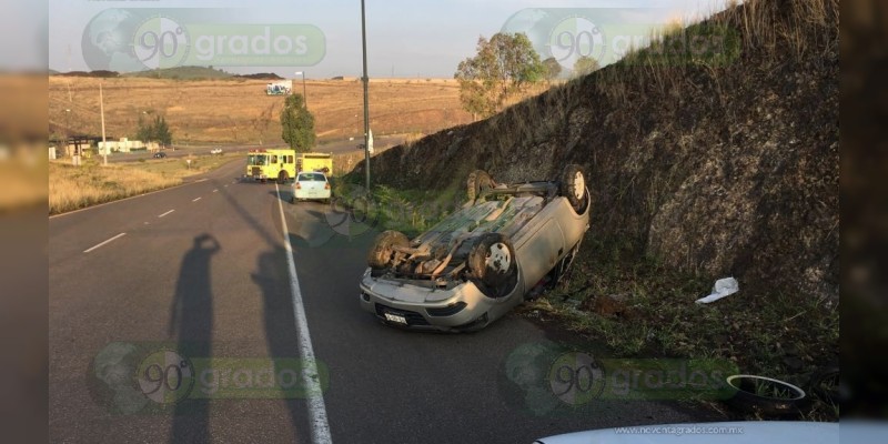 Sufre aparatosa voladura en Camino al Recinto Ferial; no hay heridos  - Foto 2 