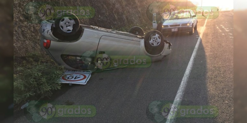 Sufre aparatosa voladura en Camino al Recinto Ferial; no hay heridos  - Foto 3 