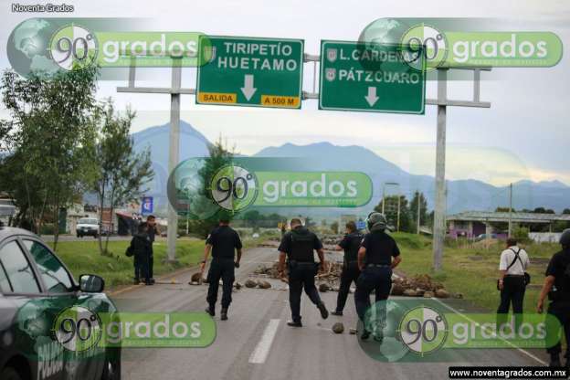 Normalistas liberan carretera Morelia-Pátzcuaro - Foto 0 