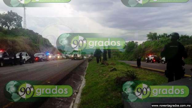 Normalistas liberan carretera Morelia-Pátzcuaro - Foto 1 