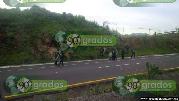 Normalistas liberan carretera Morelia-Pátzcuaro - Foto 2 