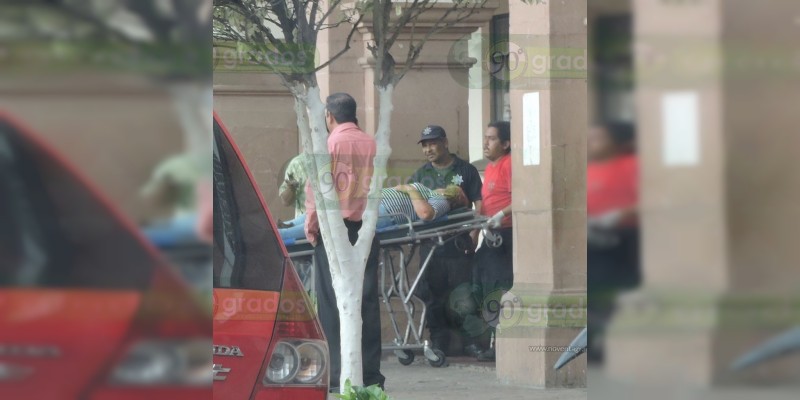 Apatzingán: Automovilista auxilia a mujer que el mismo arrolló - Foto 0 