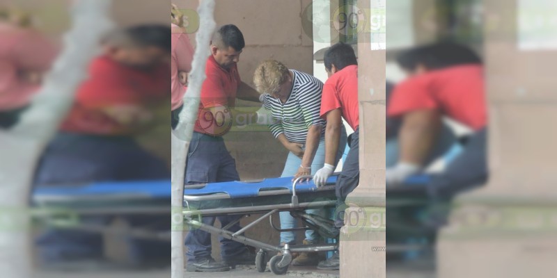 Apatzingán: Automovilista auxilia a mujer que el mismo arrolló - Foto 1 