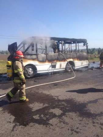 Un camión de pasajeros es convertido en chatarra al incendiarse 
