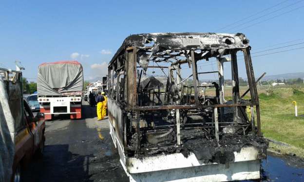 Un camión de pasajeros es convertido en chatarra al incendiarse - Foto 1 