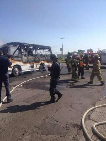 Un camión de pasajeros es convertido en chatarra al incendiarse 