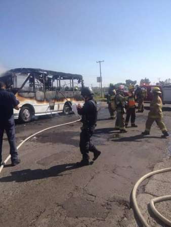 Un camión de pasajeros es convertido en chatarra al incendiarse - Foto 2 