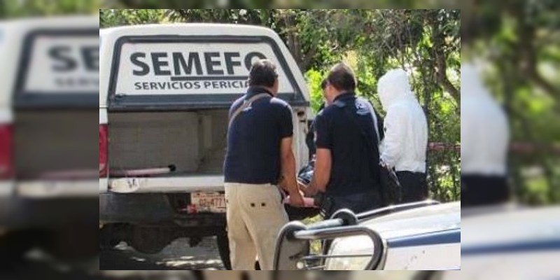 Desde vehículo ejecutan a dos hombres y una mujer en Juventino Rosas 