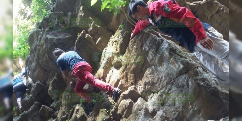 Zitácuaro: Hallan en el fondo de un barranco a mujer sin vida - Foto 2 
