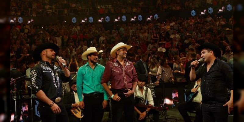 Famoso narcotraficante visita a Julión Álvarez en el palenque para promover su serie 