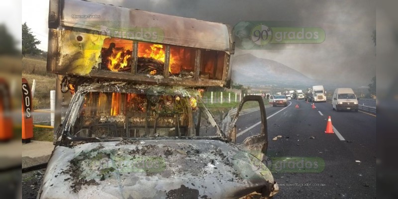 Se incendia camioneta en la caseta de Contepec, no hay víctimas - Foto 0 