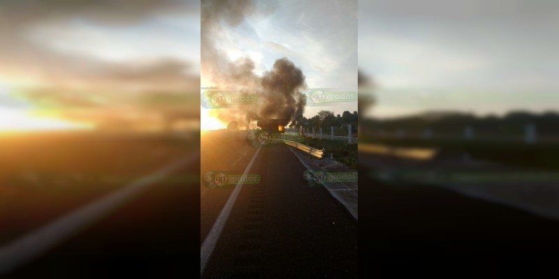 Se incendia camioneta en la caseta de Contepec, no hay víctimas - Foto 1 