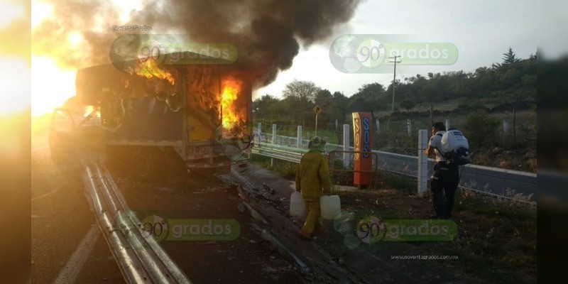 Se incendia camioneta en la caseta de Contepec, no hay víctimas - Foto 2 