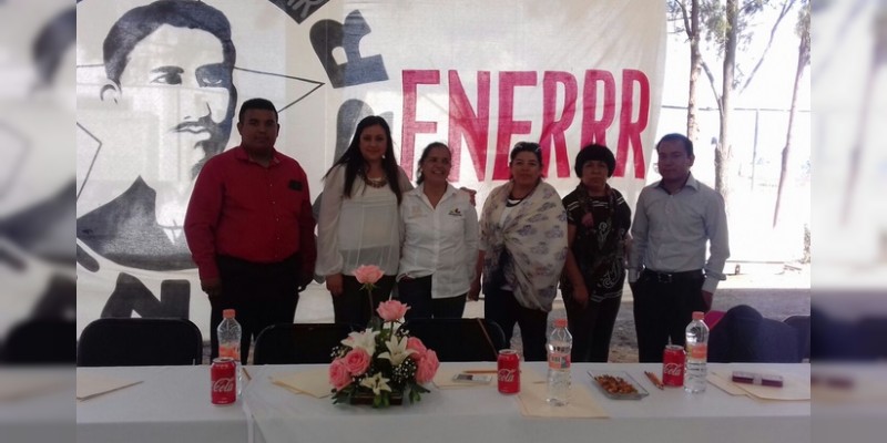 Alumnos de la Normal de Maravatío realizan primer concurso de poesía y canto 