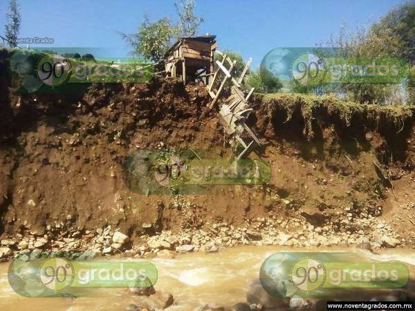 Lluvias ponen en peligro varias viviendas en Angangueo‏ - Foto 0 