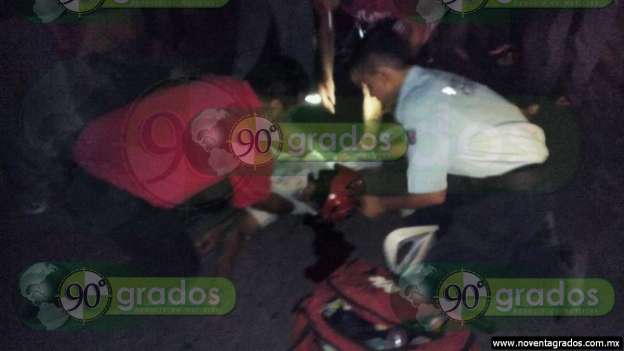 Entre la vida y la muerte, joven alcoholizado que cayó de su motocicleta en Apatzingán, Michoacán - Foto 2 