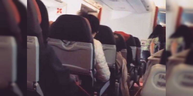 Piloto pide a pasajeros que recen por falla en el avión 