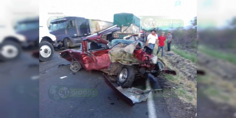 Automovilista se salva de milagro, su camioneta fue impactada por dos camiones  - Foto 0 