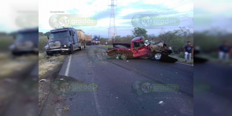 Automovilista se salva de milagro, su camioneta fue impactada por dos camiones  - Foto 2 
