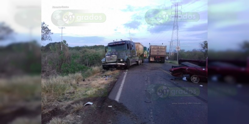 Automovilista se salva de milagro, su camioneta fue impactada por dos camiones  - Foto 3 