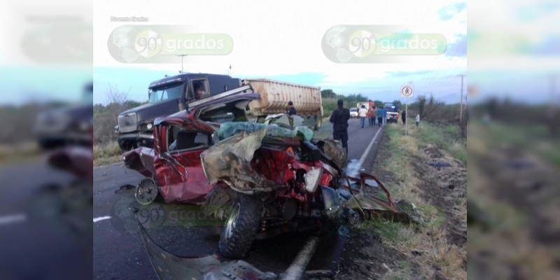 Automovilista se salva de milagro, su camioneta fue impactada por dos camiones  - Foto 5 