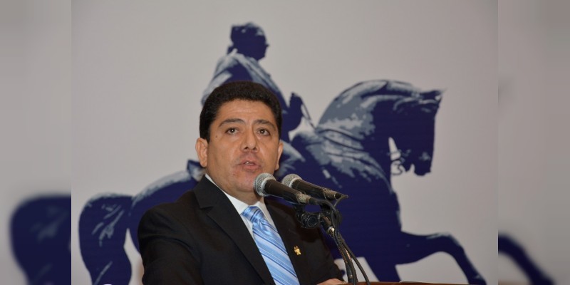 Condecoración Gran Orden ”Victoria de la República“, para distinguido nicolaita 