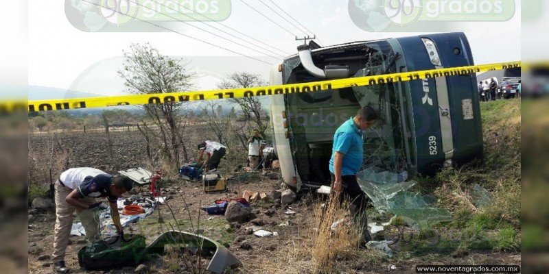 Vuelca camión de pasajeros sobre la Querétaro - Celaya 