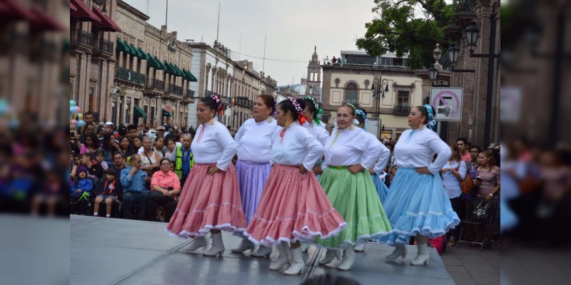 Mujeres, importante elemento en la transmisión de las tradiciones michoacanas 