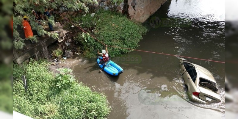 Morelia: Cae con su auto al Río Grande, no hay heridos - Foto 0 