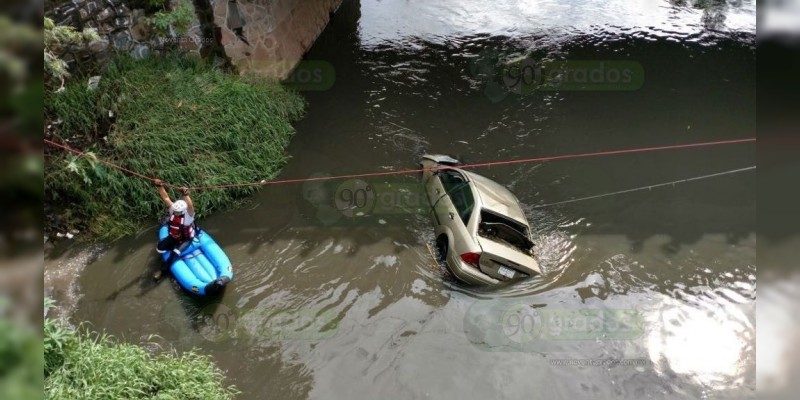 Morelia: Cae con su auto al Río Grande, no hay heridos - Foto 1 