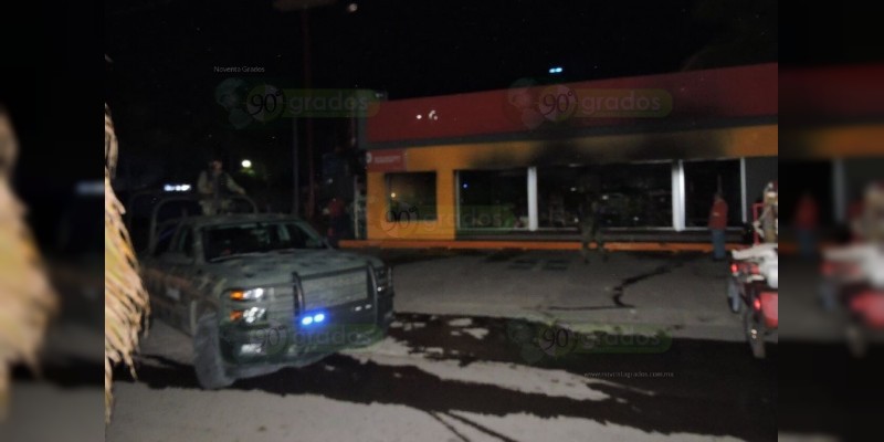 Atacan con bombas incendiarias dos tiendas en Apatzingán - Foto 0 
