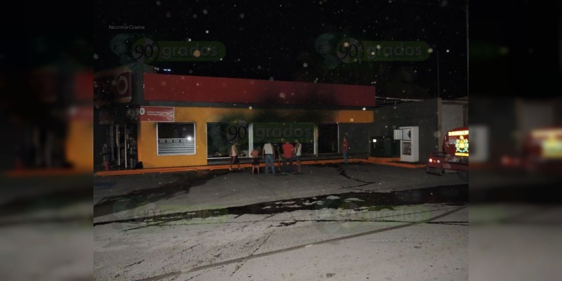 Atacan con bombas incendiarias dos tiendas en Apatzingán - Foto 3 