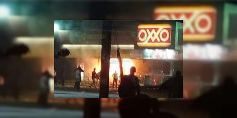 Atacan con bombas incendiarias dos tiendas en Apatzingán - Foto 4 