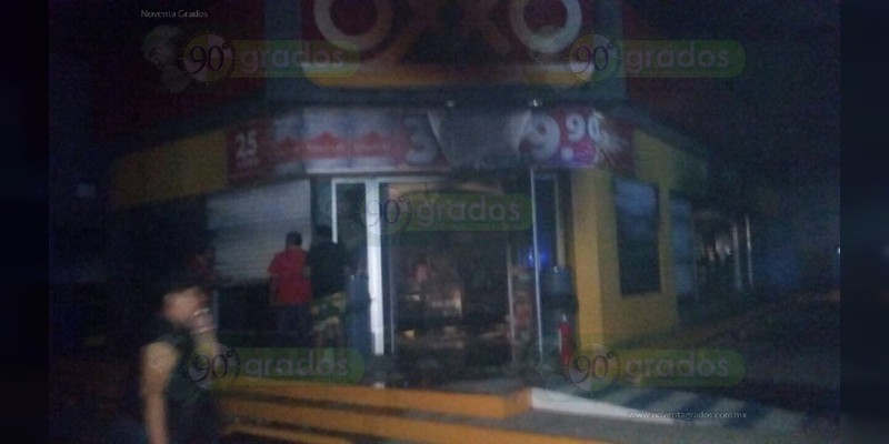 Atacan con bombas incendiarias dos tiendas en Apatzingán - Foto 6 
