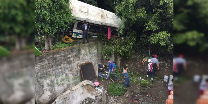 Uruapan: Trágico accidente deja 20 personas lesionadas de gravedad, 1 fallecido y un bebé desaparecido   - Foto 0 