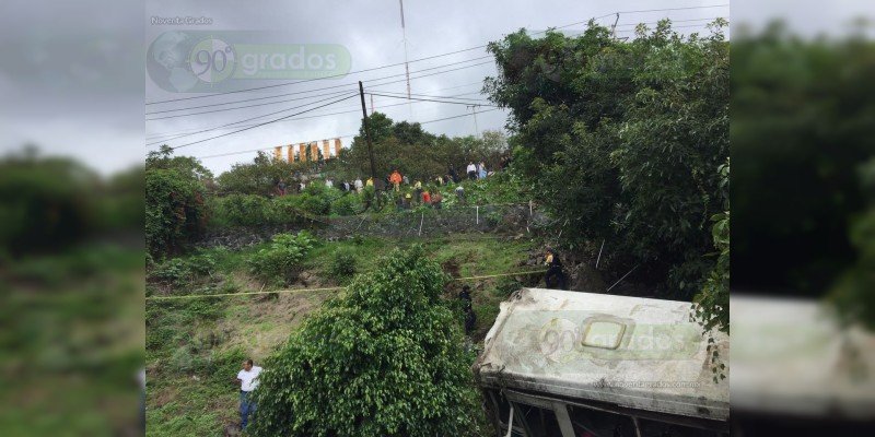 Uruapan: Trágico accidente deja 20 personas lesionadas de gravedad, 1 fallecido y un bebé desaparecido   - Foto 1 
