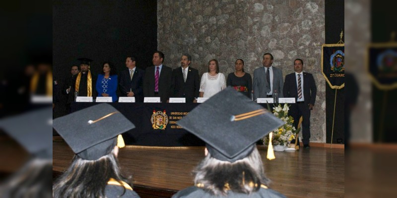 Cumple UMSNH con Zitácuaro; entrega a 30 nuevos profesionistas  
