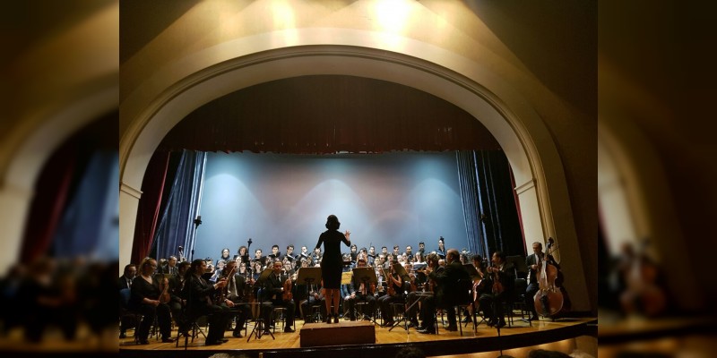 La alumna de la Facultad Popular de Bellas Artes Judith Arellano, se gradúa con honores como directora de coros 
