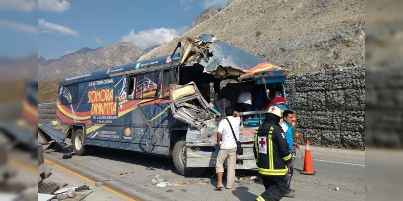 Autobús de La Sonora Dinamita sufre accidente en Nuevo León  