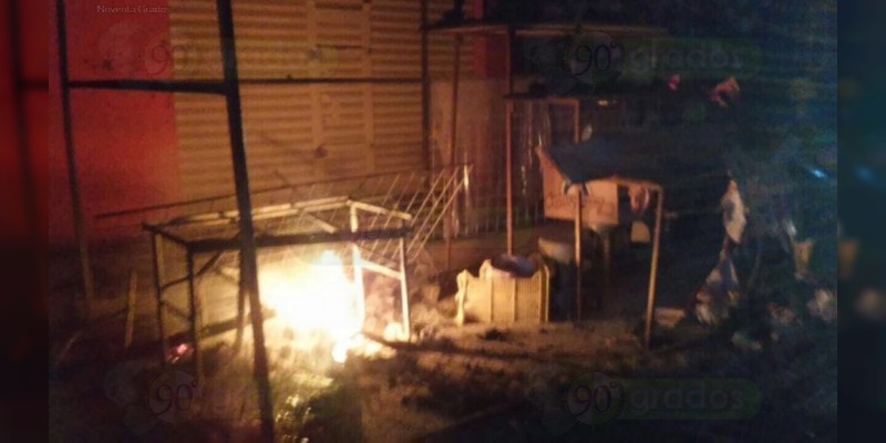 Zinapécuaro: Se incendia puesto en un mercado - Foto 0 