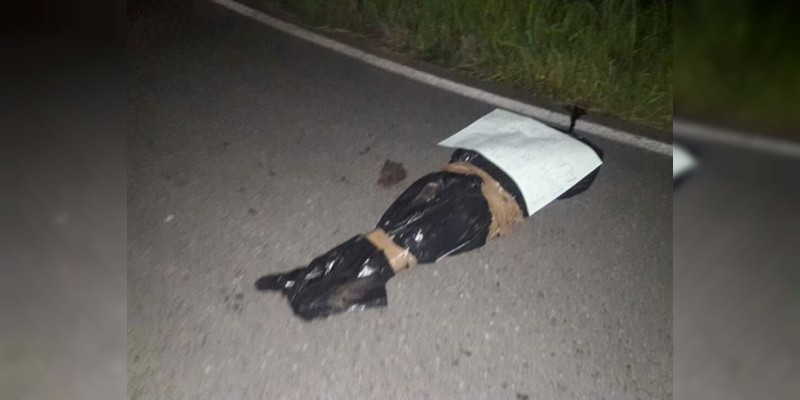 Hallan muerto al Secretario del Ayuntamiento de Petatlán, embolsado y con narcomensaje - Foto 1 